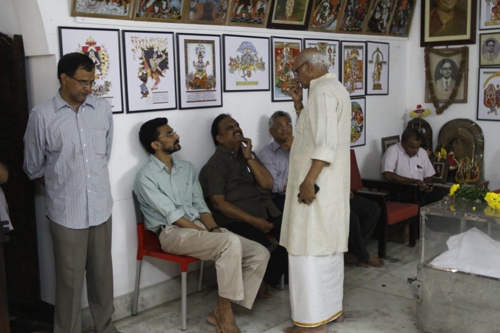 Celebrities Pay Tributes to Bapu - 16 / 102 photos