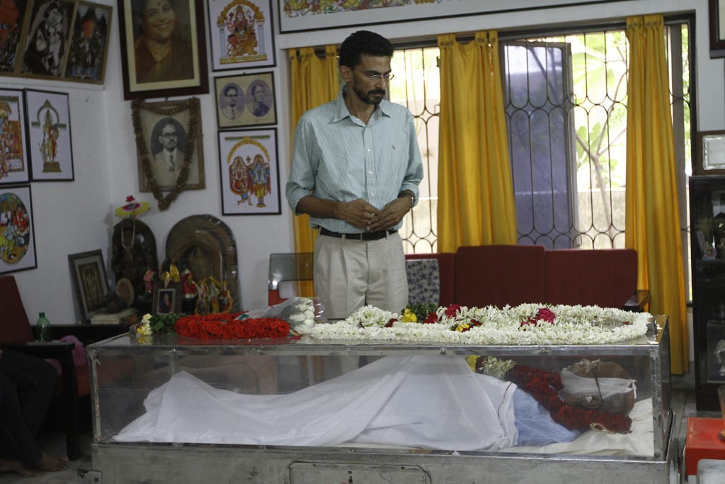 Celebrities Pay Tributes to Bapu - 29 / 102 photos