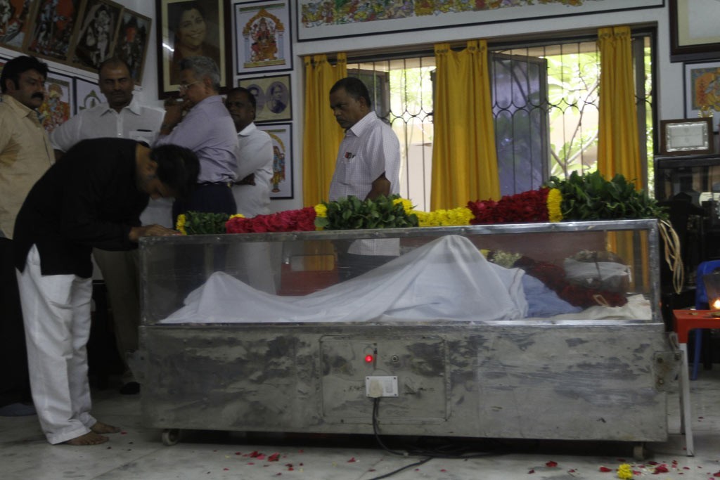 Celebrities Pay Tributes to Bapu - 31 / 102 photos