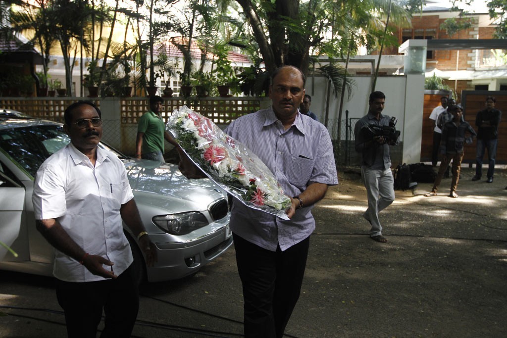Celebrities Pay Tributes to Bapu - 34 / 102 photos