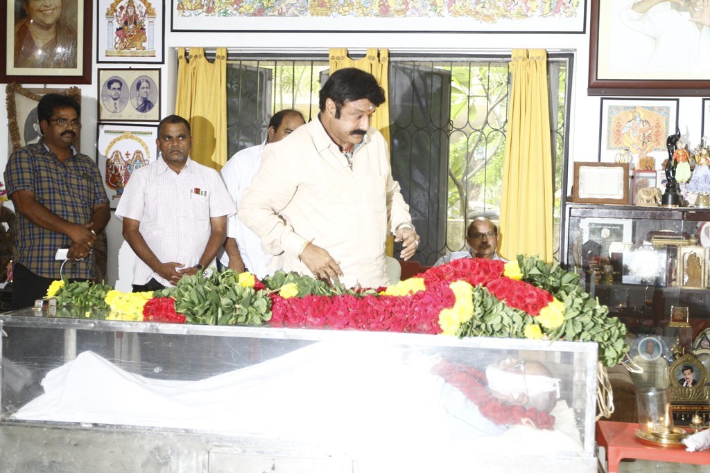 Celebrities Pay Tributes to Bapu - 38 / 102 photos