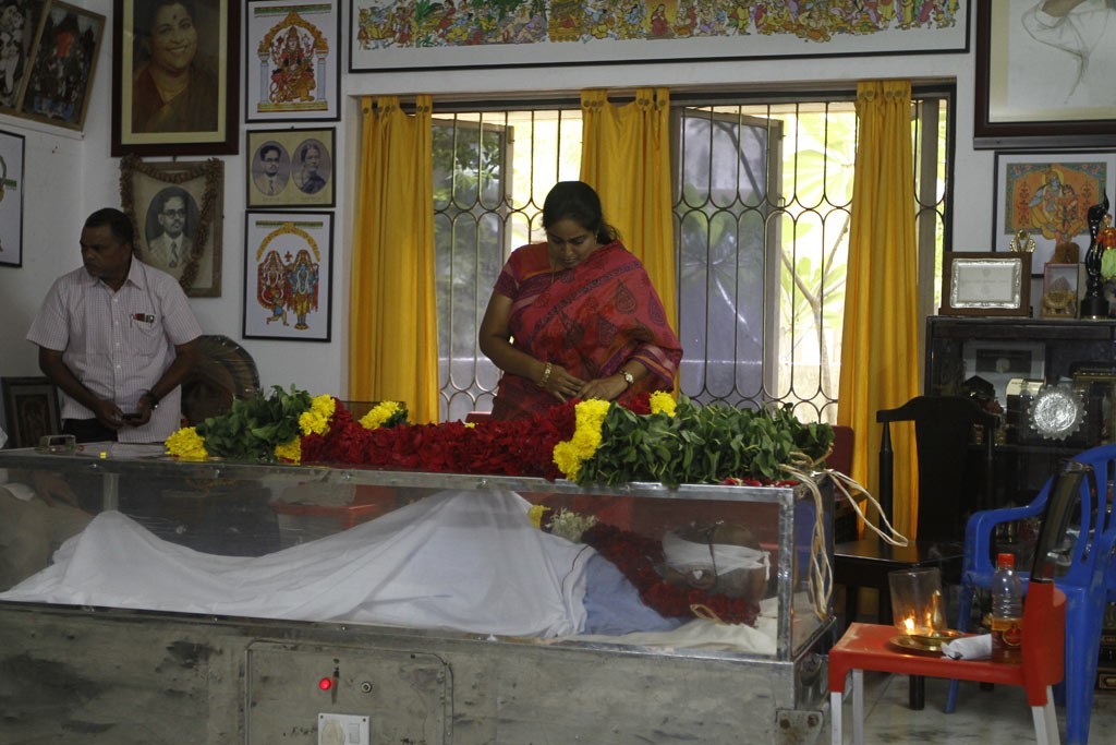 Celebrities Pay Tributes to Bapu - 39 / 102 photos