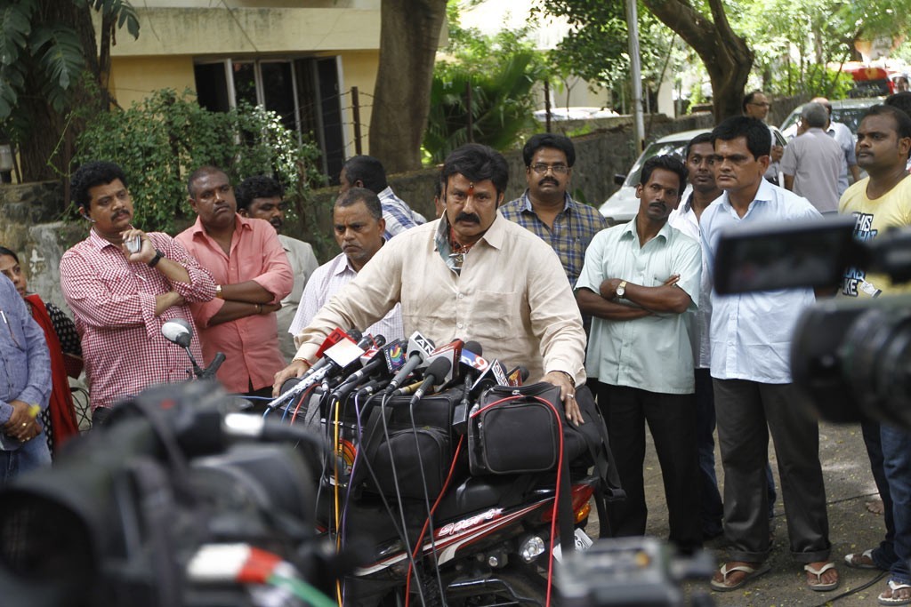 Celebrities Pay Tributes to Bapu - 47 / 102 photos