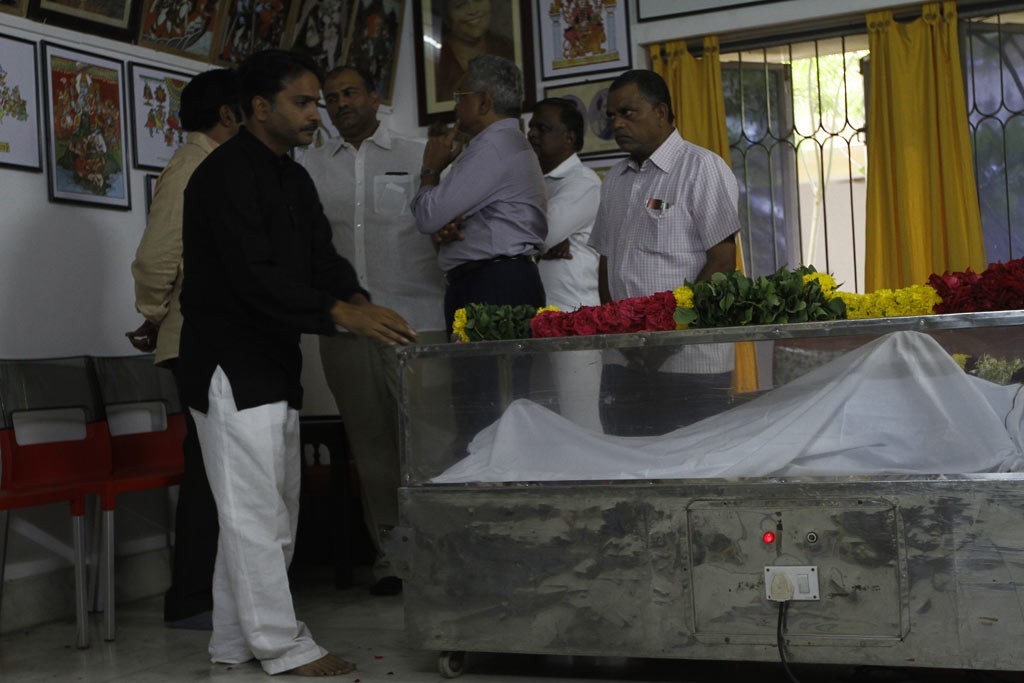 Celebrities Pay Tributes to Bapu - 48 / 102 photos