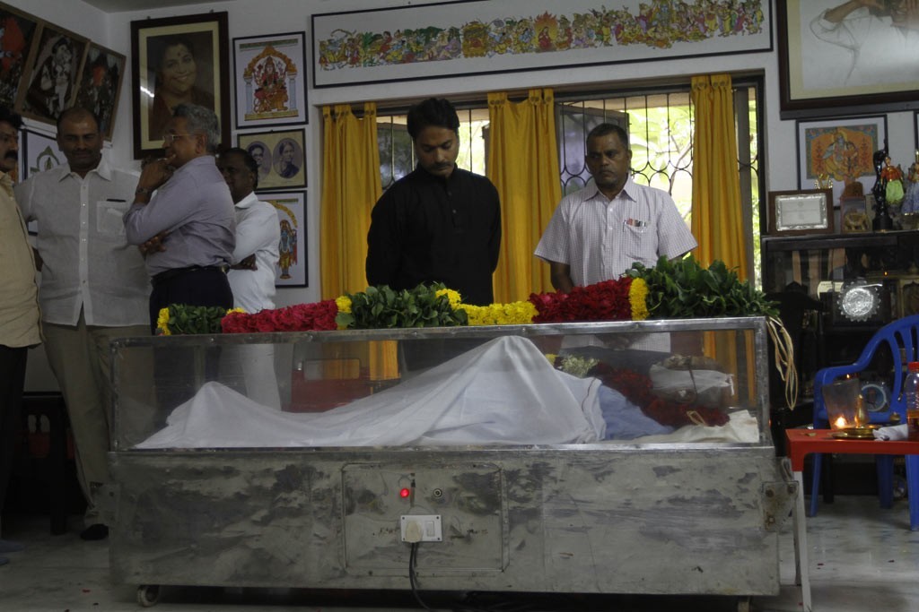 Celebrities Pay Tributes to Bapu - 53 / 102 photos