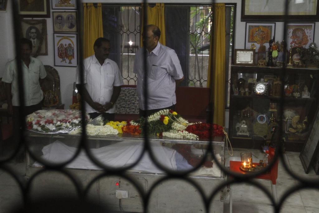 Celebrities Pay Tributes to Bapu - 59 / 102 photos