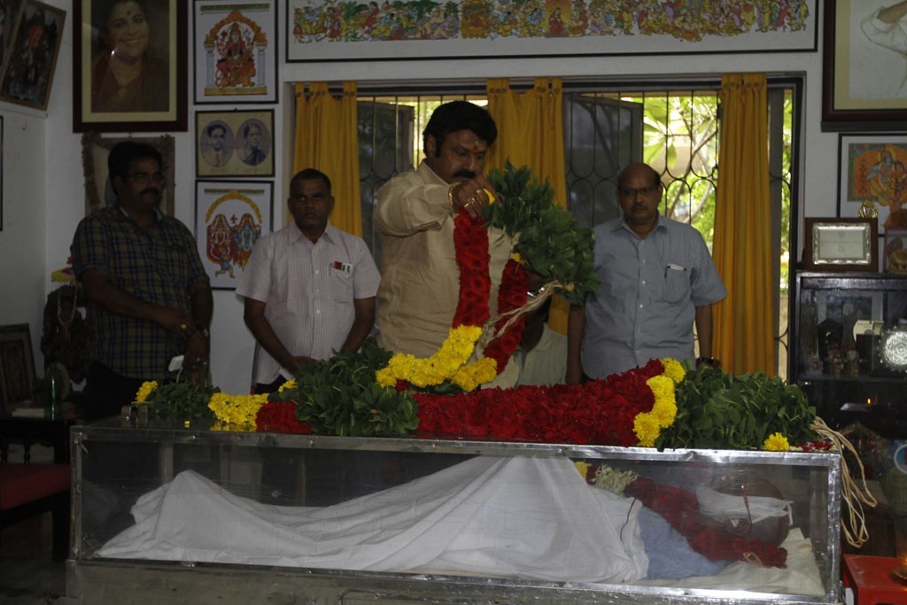 Celebrities Pay Tributes to Bapu - 65 / 102 photos