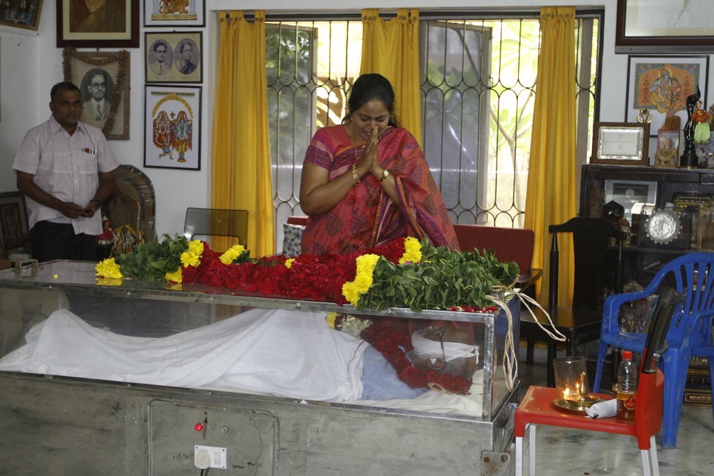 Celebrities Pay Tributes to Bapu - 70 / 102 photos