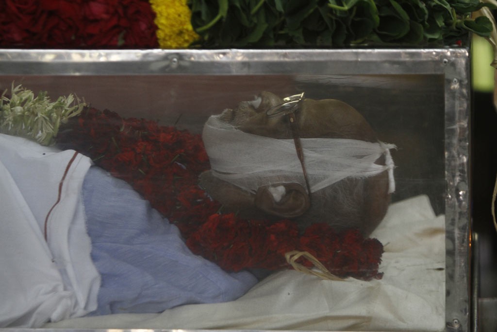 Celebrities Pay Tributes to Bapu - 78 / 102 photos