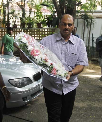 Celebrities Pay Tributes to Bapu - 13 / 17 photos