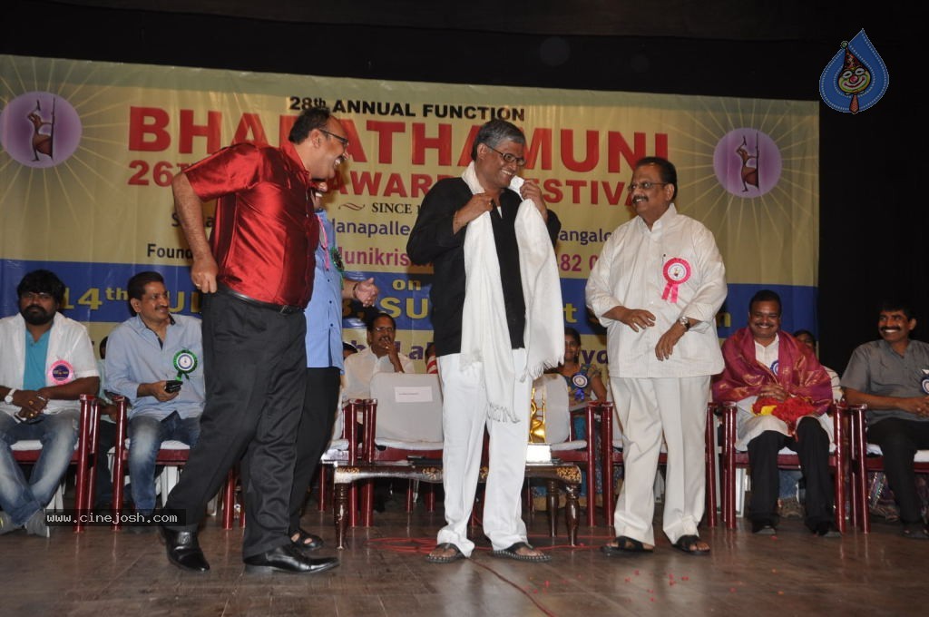 Celebs at Bharatamuni Awards - 80 / 250 photos