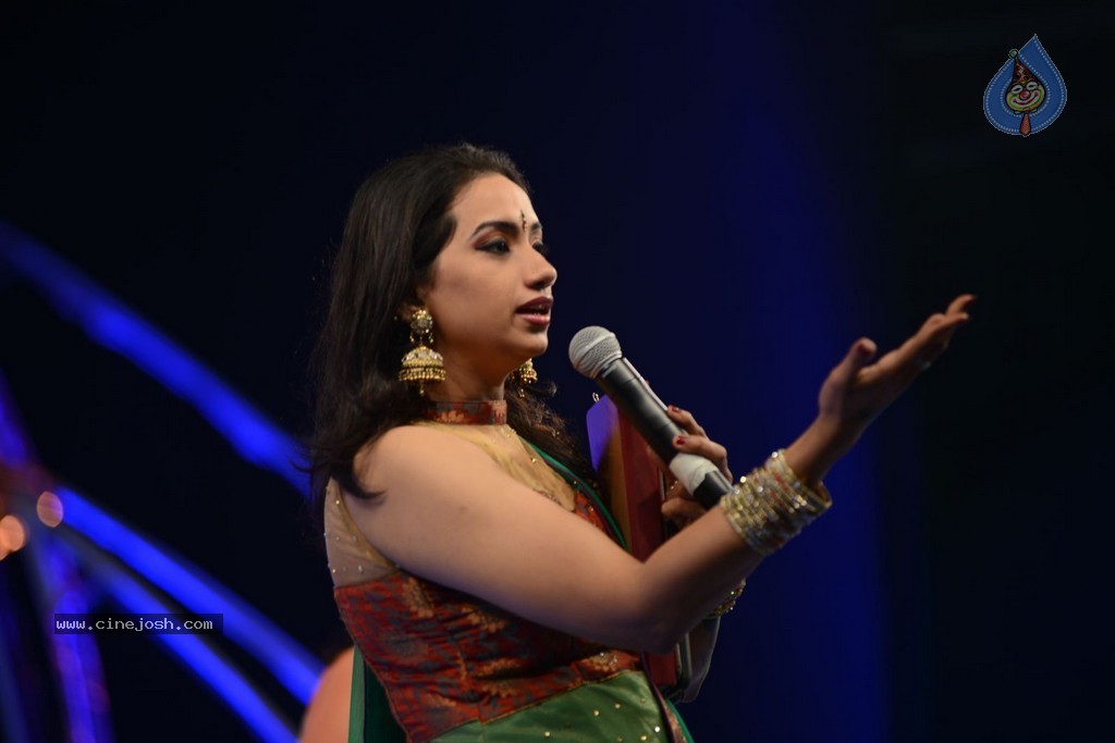 Celebs at Gama Awards 2013 - 28 / 321 photos