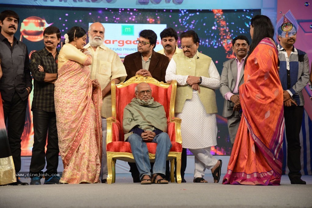 Celebs at Gama Awards 2013 - 280 / 321 photos