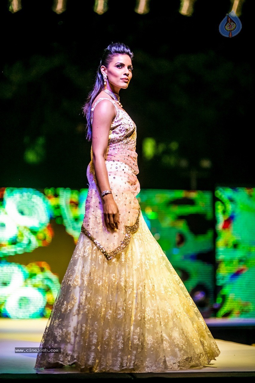 Celebs at Hundred Hearts Glamorous Charity Dinner 02 - 22 / 105 photos