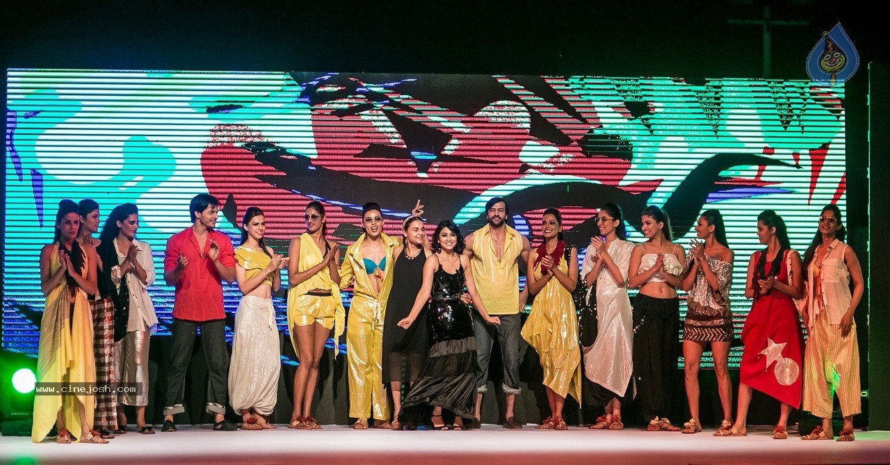 Celebs at Hundred Hearts Glamorous Charity Dinner 02 - 27 / 105 photos