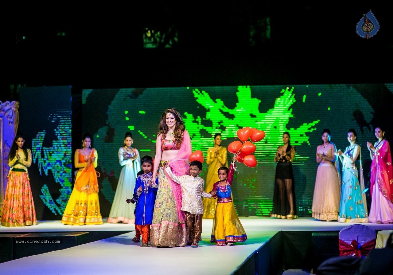 Celebs at Hundred Hearts Glamorous Charity Dinner 02 - 28 / 105 photos