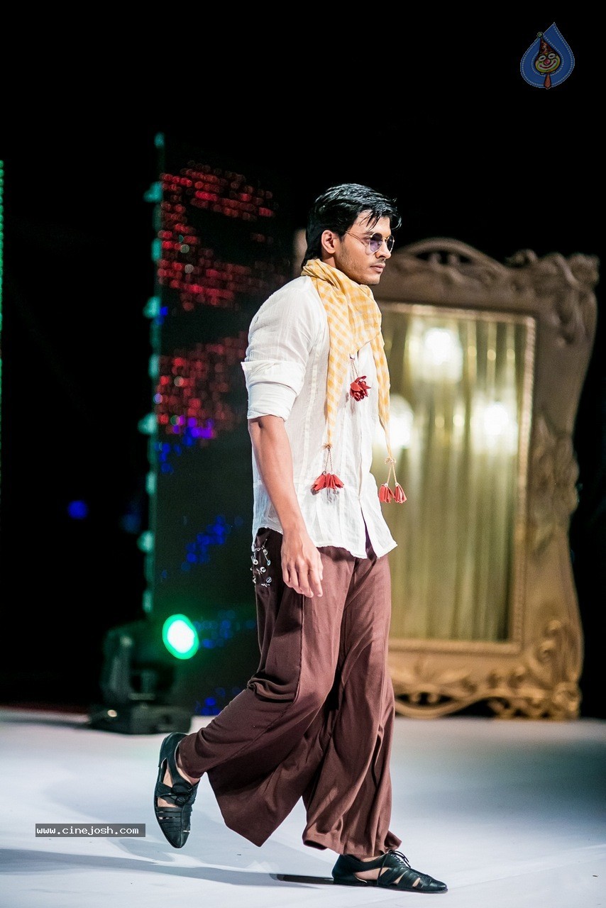 Celebs at Hundred Hearts Glamorous Charity Dinner 02 - 43 / 105 photos