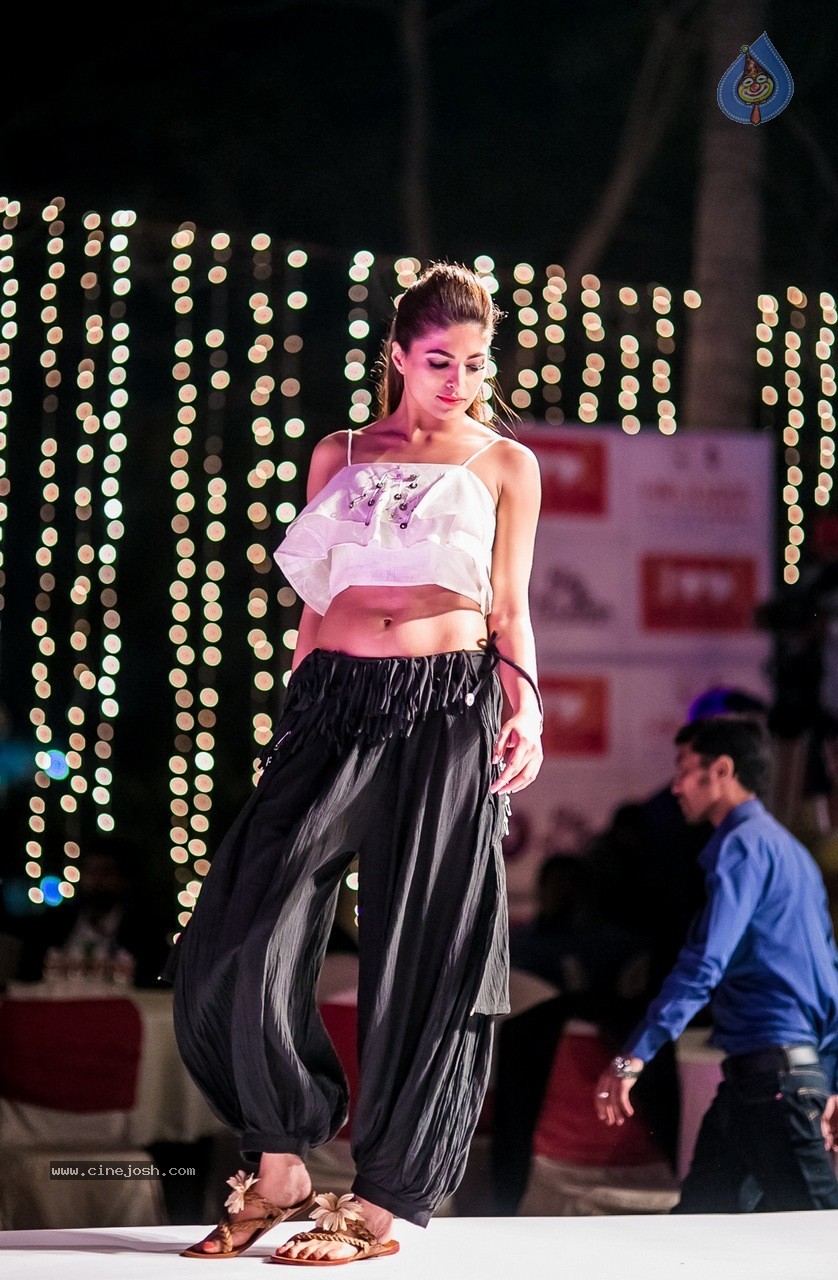 Celebs at Hundred Hearts Glamorous Charity Dinner 02 - 44 / 105 photos