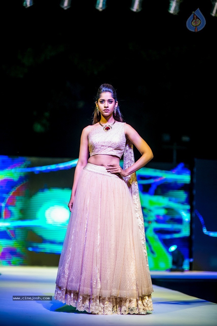 Celebs at Hundred Hearts Glamorous Charity Dinner 02 - 47 / 105 photos