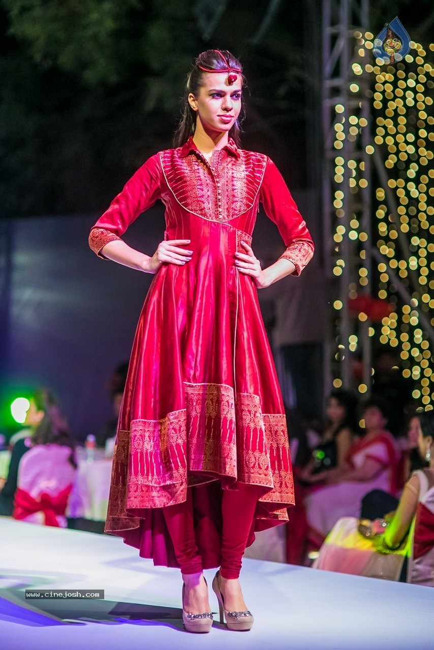 Celebs at Hundred Hearts Glamorous Charity Dinner 02 - 54 / 105 photos