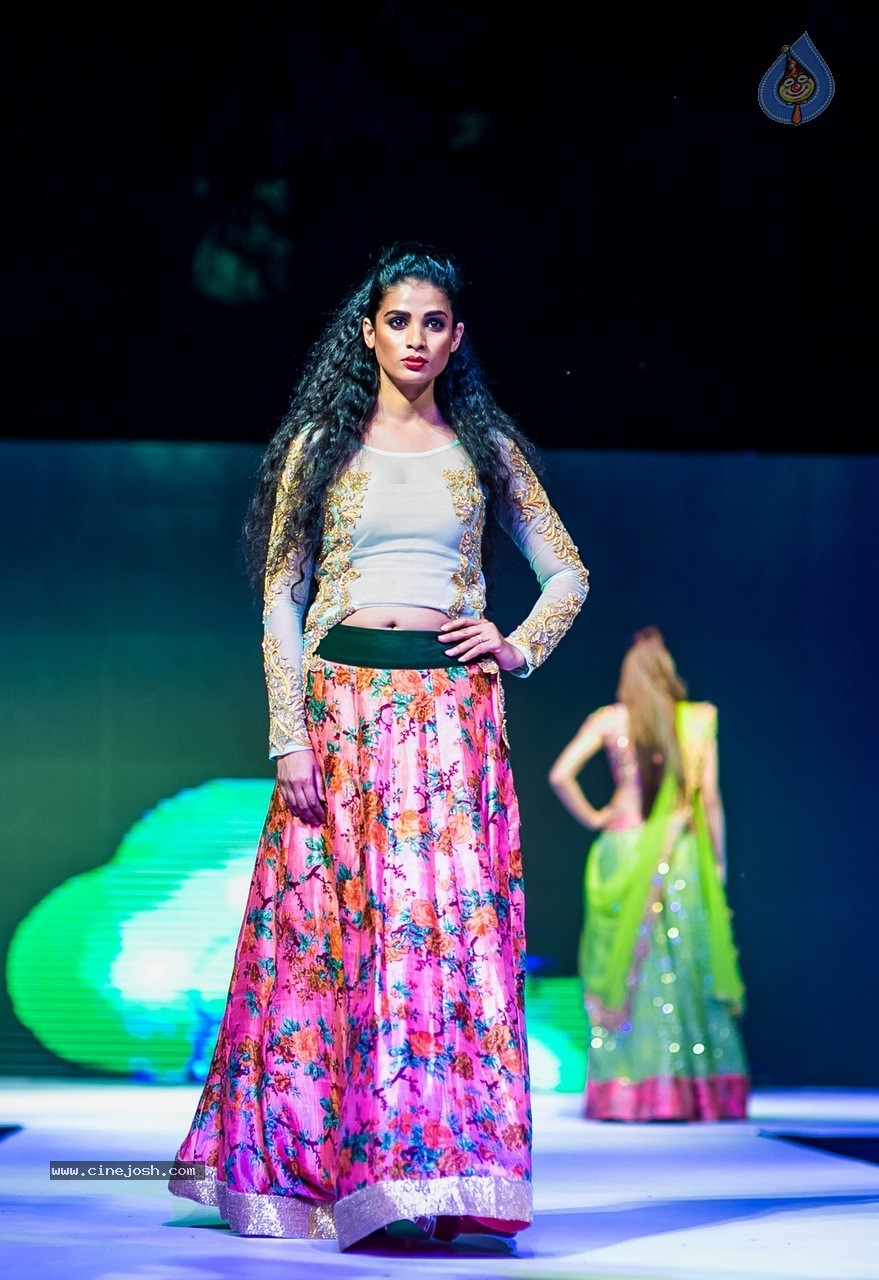 Celebs at Hundred Hearts Glamorous Charity Dinner 02 - 57 / 105 photos