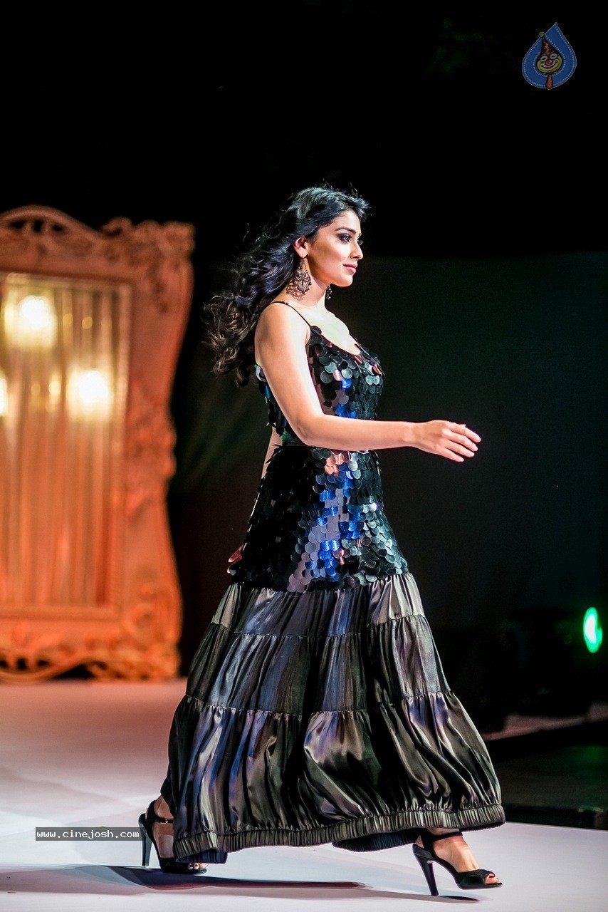 Celebs at Hundred Hearts Glamorous Charity Dinner 02 - 58 / 105 photos