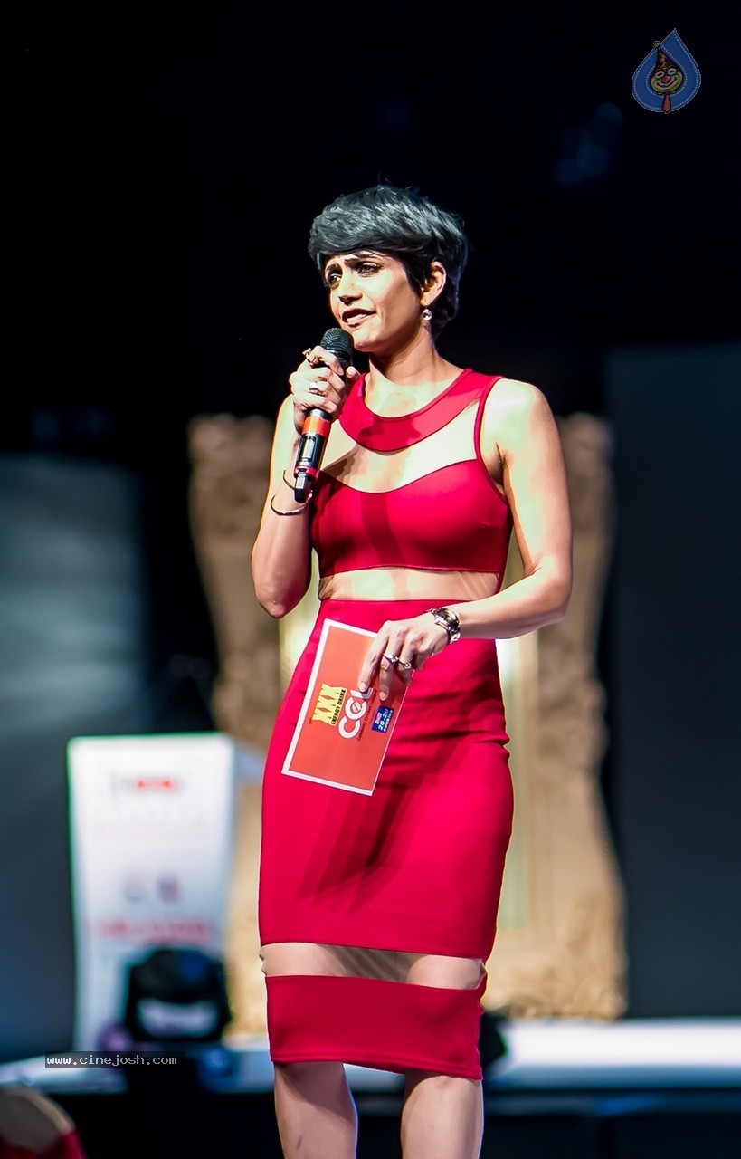 Celebs at Hundred Hearts Glamorous Charity Dinner 02 - 59 / 105 photos