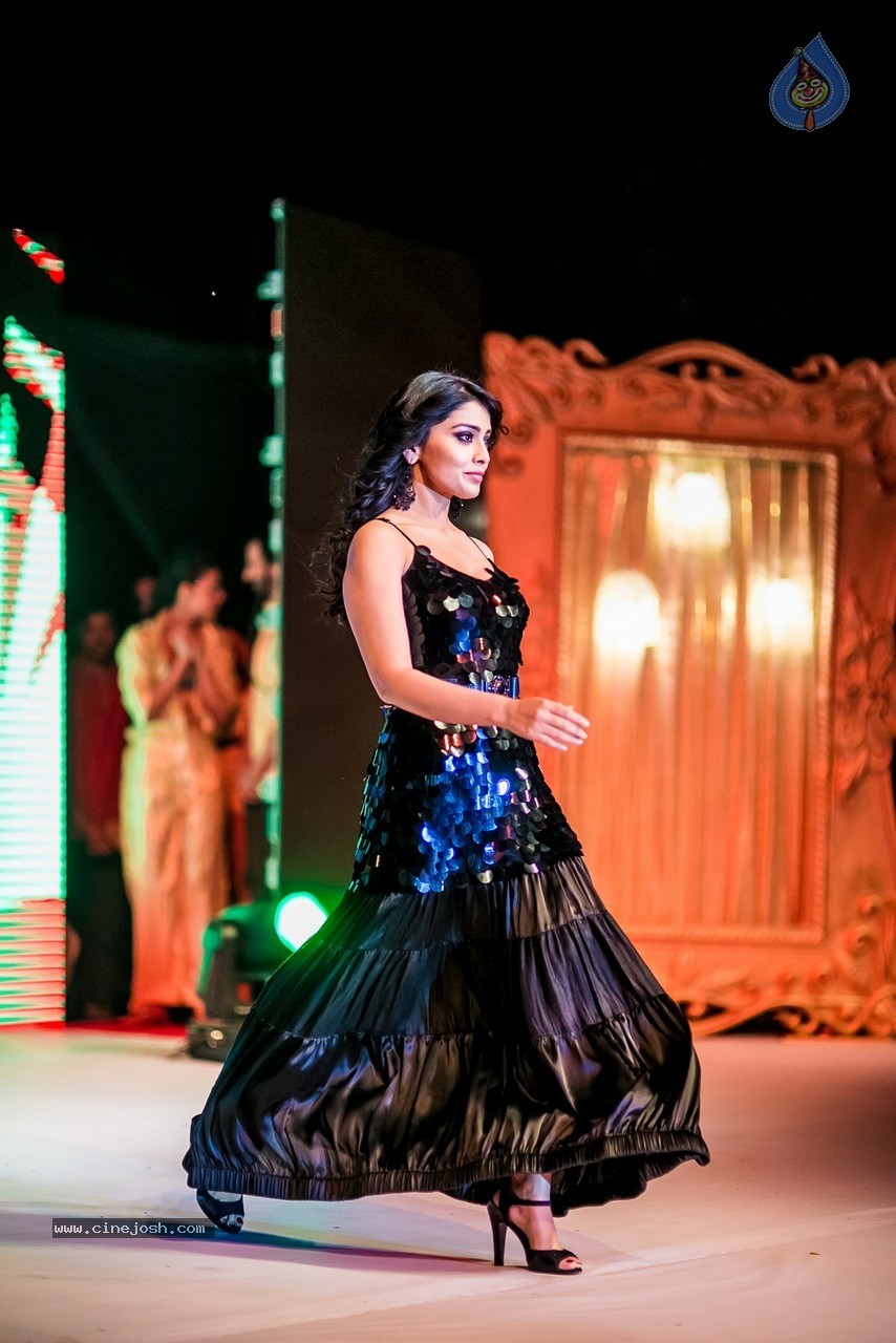 Celebs at Hundred Hearts Glamorous Charity Dinner 02 - 61 / 105 photos