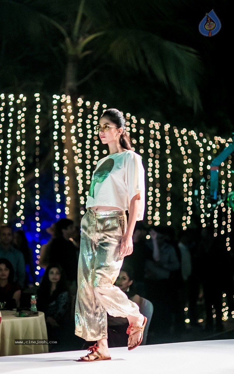 Celebs at Hundred Hearts Glamorous Charity Dinner 02 - 66 / 105 photos