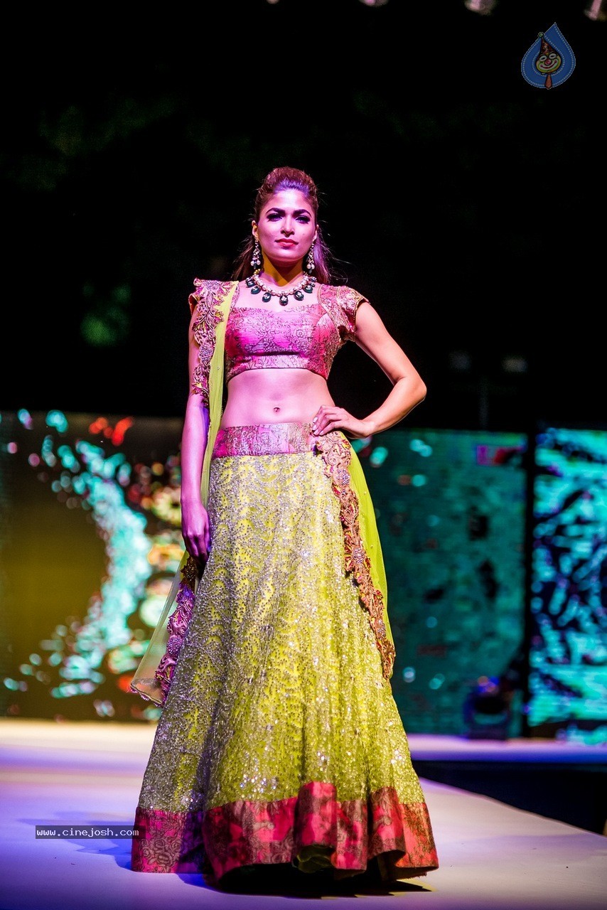 Celebs at Hundred Hearts Glamorous Charity Dinner 02 - 67 / 105 photos