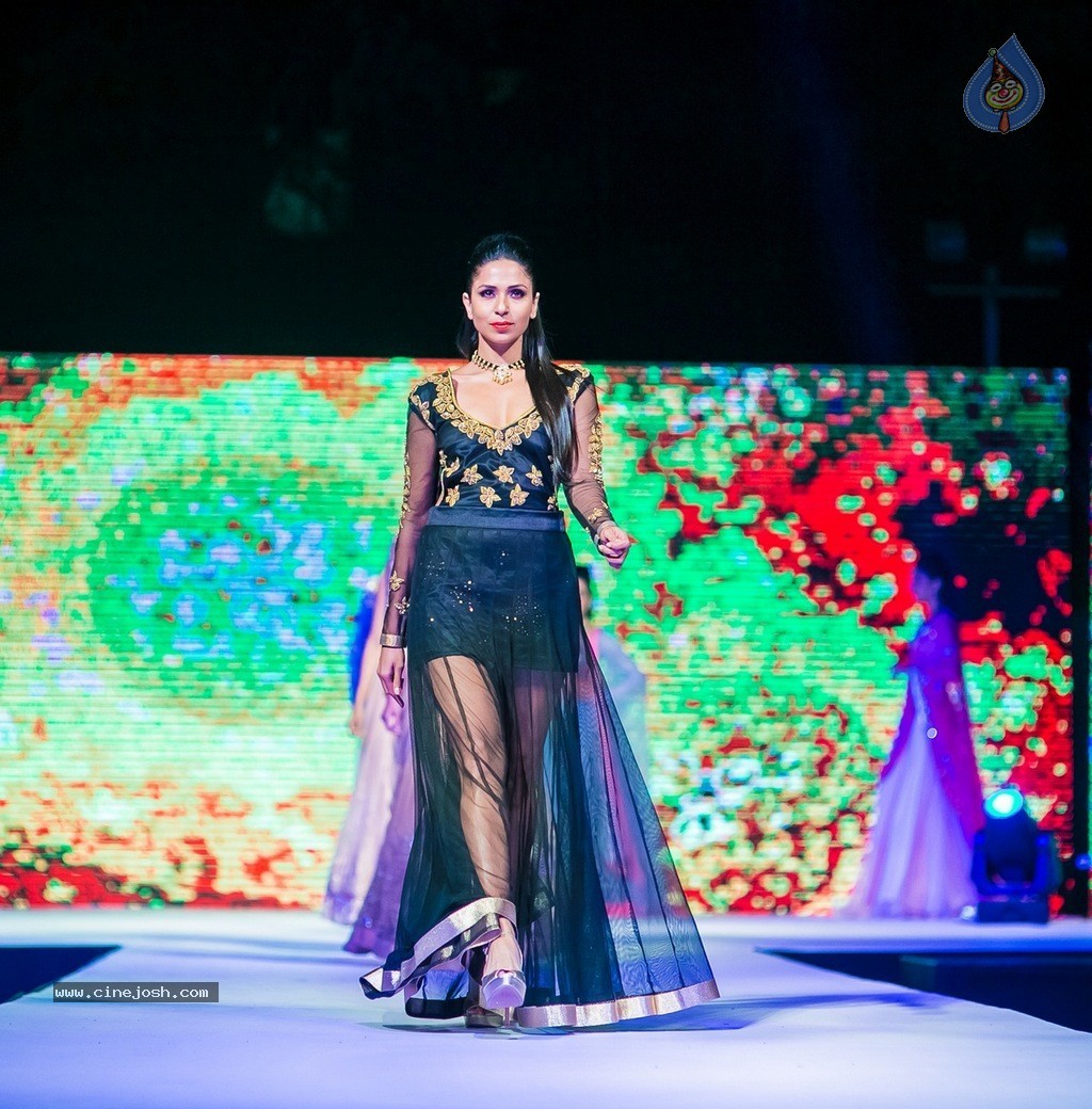 Celebs at Hundred Hearts Glamorous Charity Dinner 02 - 70 / 105 photos