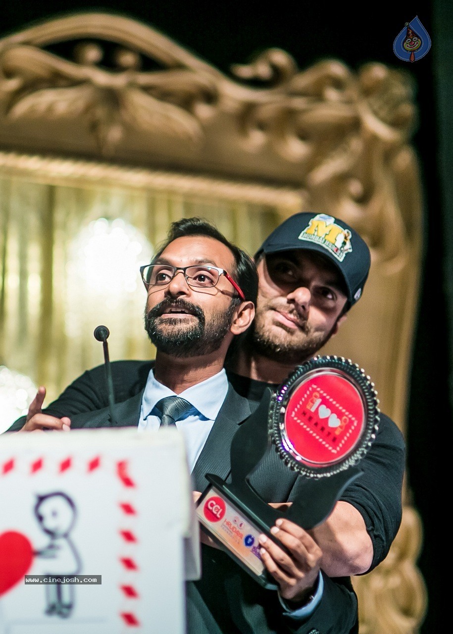 Celebs at Hundred Hearts Glamorous Charity Dinner 02 - 72 / 105 photos