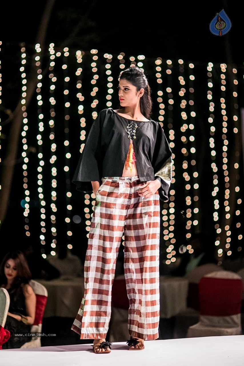 Celebs at Hundred Hearts Glamorous Charity Dinner 02 - 78 / 105 photos