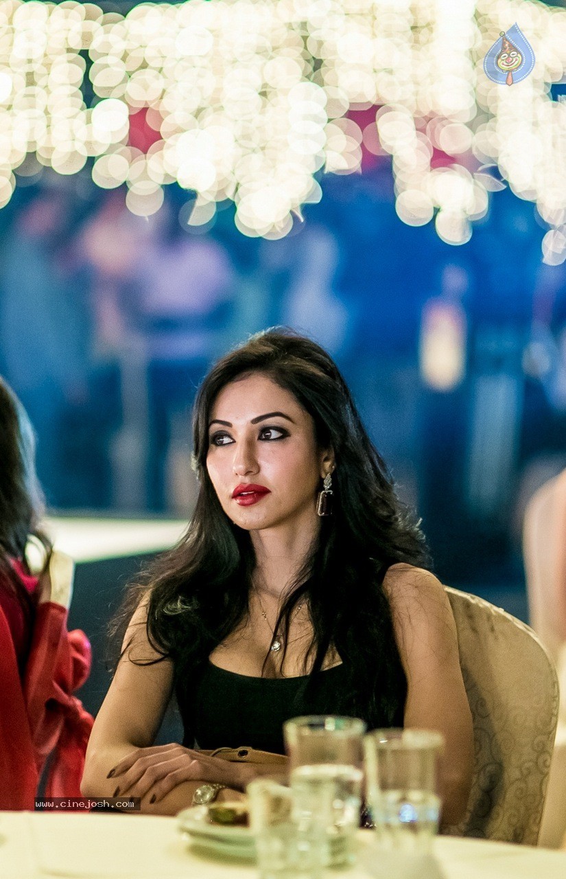 Celebs at Hundred Hearts Glamorous Charity Dinner 02 - 81 / 105 photos