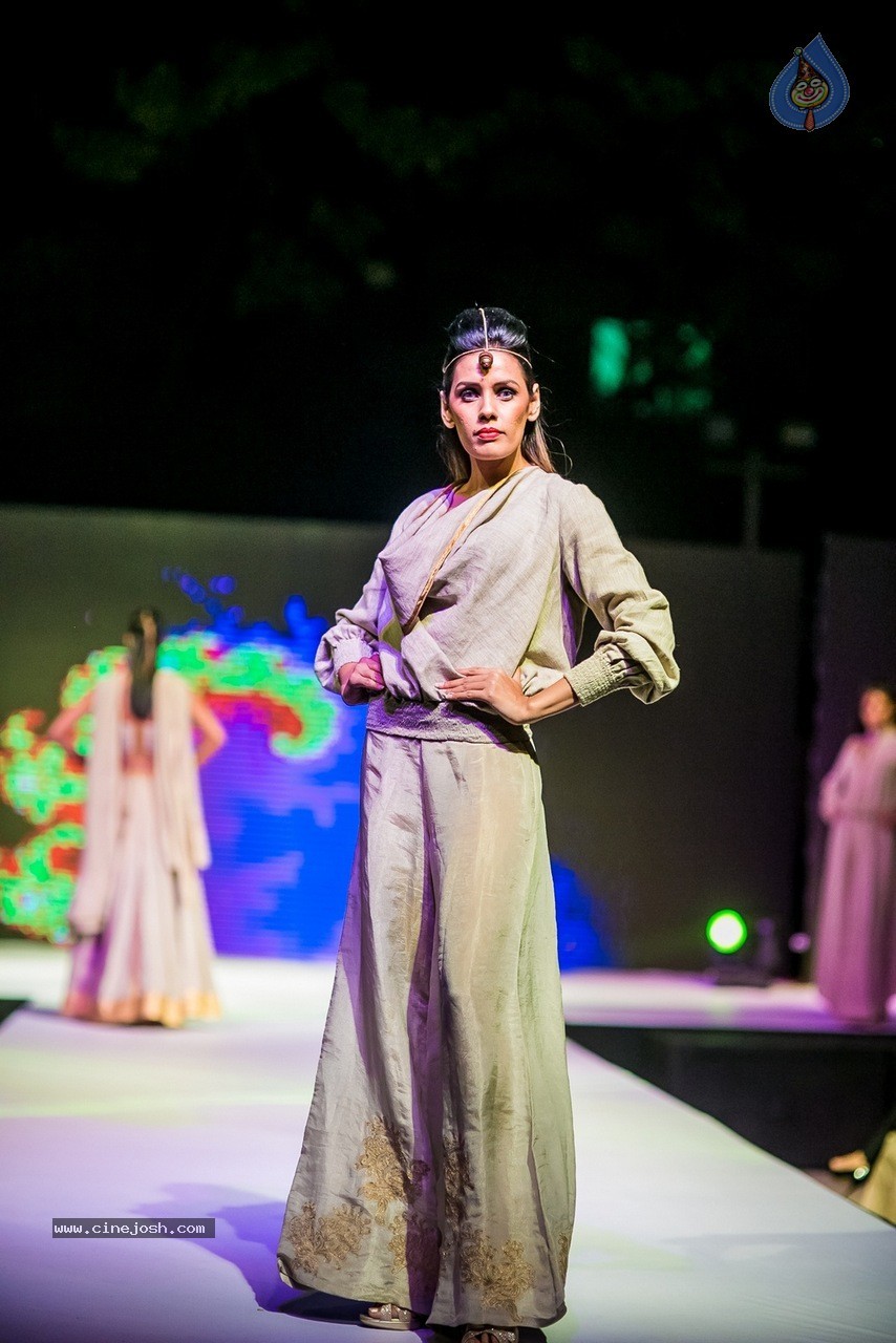 Celebs at Hundred Hearts Glamorous Charity Dinner 02 - 83 / 105 photos