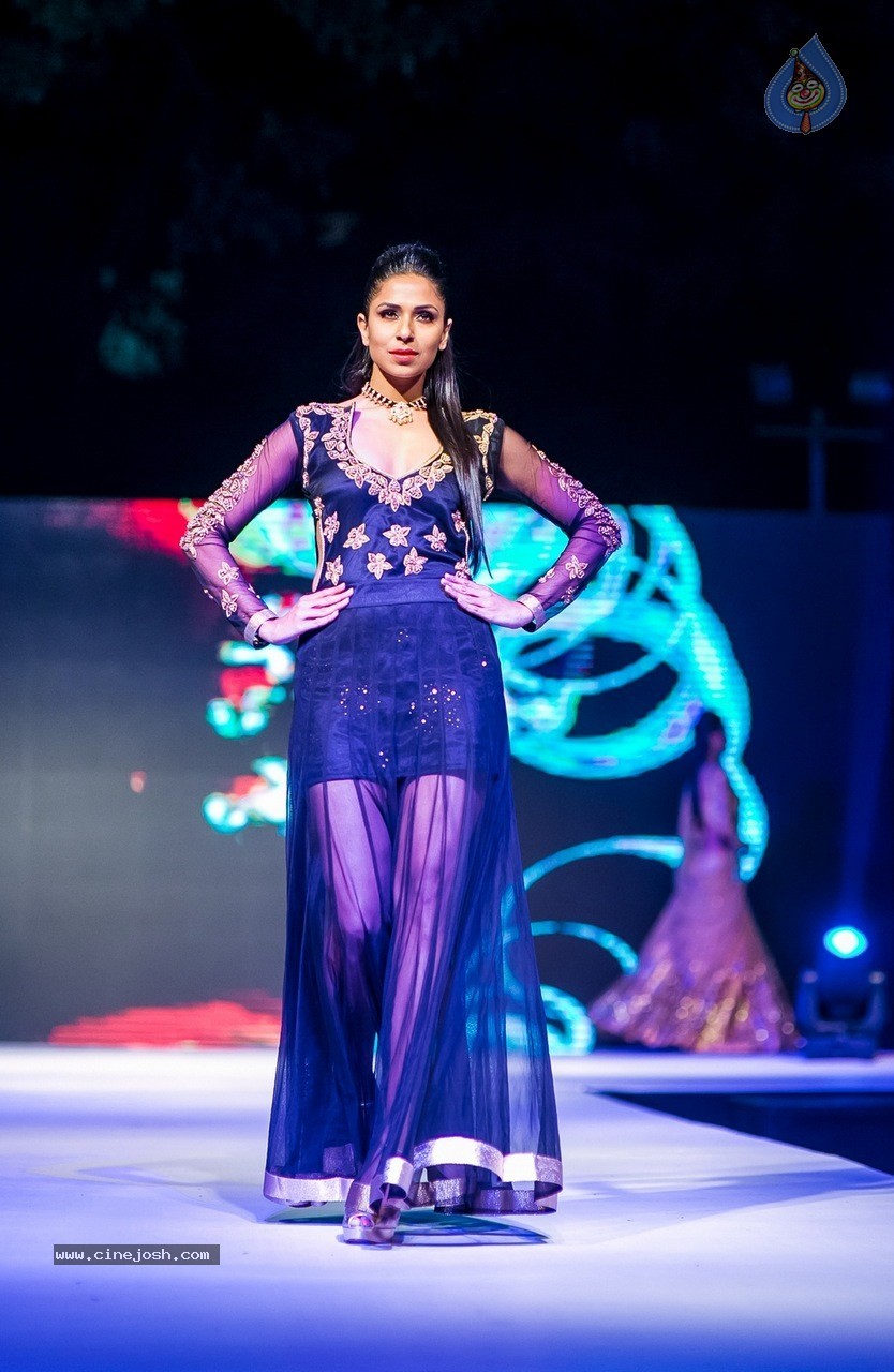 Celebs at Hundred Hearts Glamorous Charity Dinner 02 - 86 / 105 photos