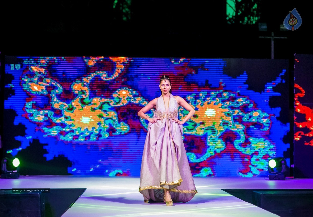 Celebs at Hundred Hearts Glamorous Charity Dinner 02 - 88 / 105 photos