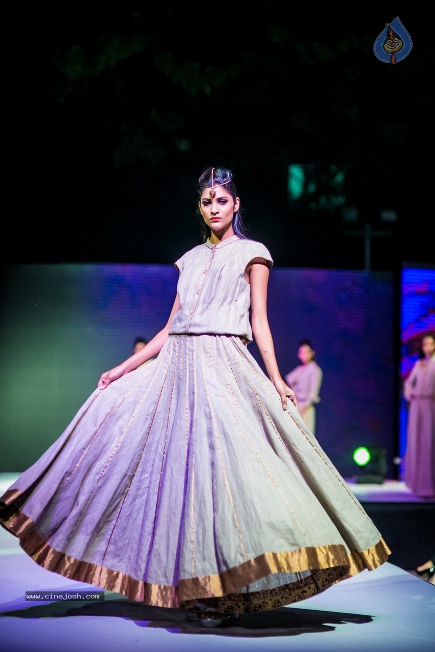 Celebs at Hundred Hearts Glamorous Charity Dinner 02 - 93 / 105 photos