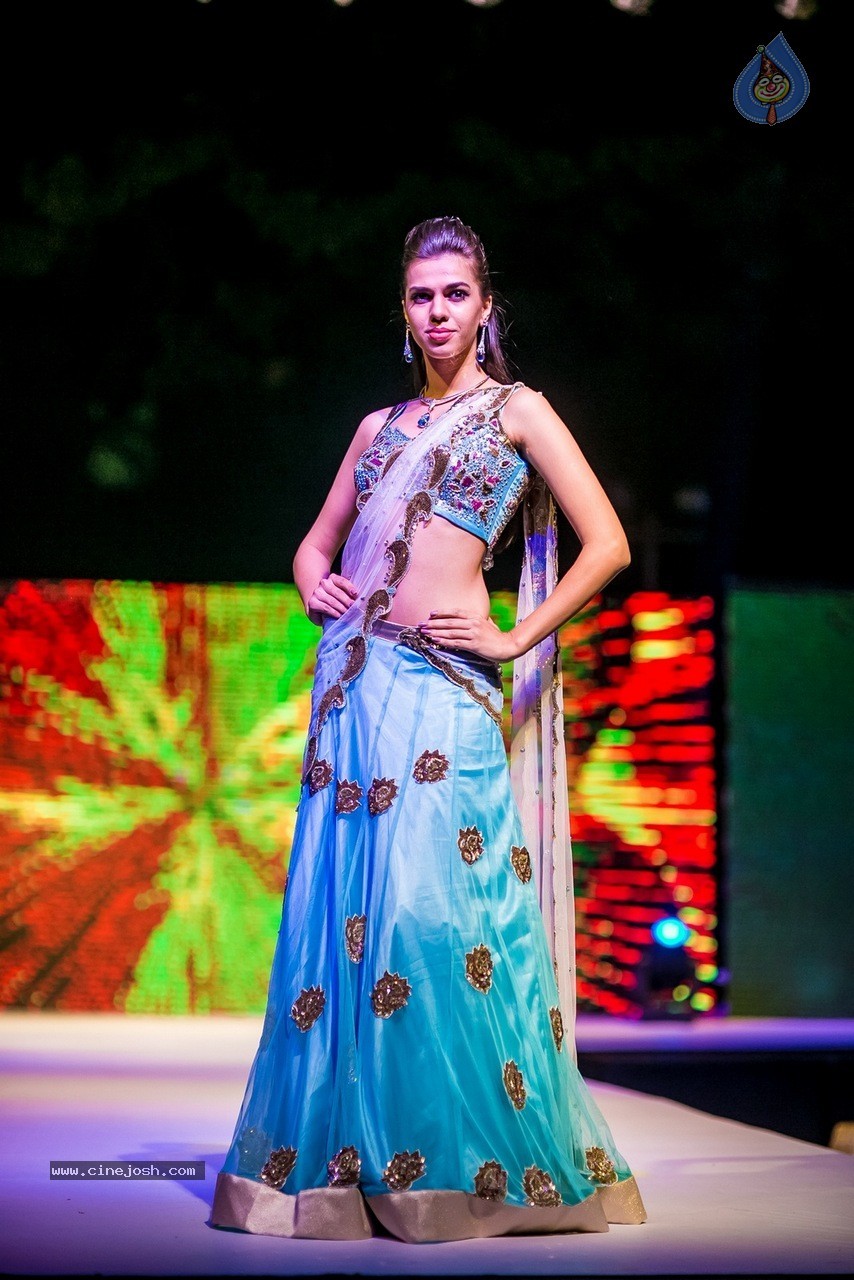 Celebs at Hundred Hearts Glamorous Charity Dinner 02 - 97 / 105 photos