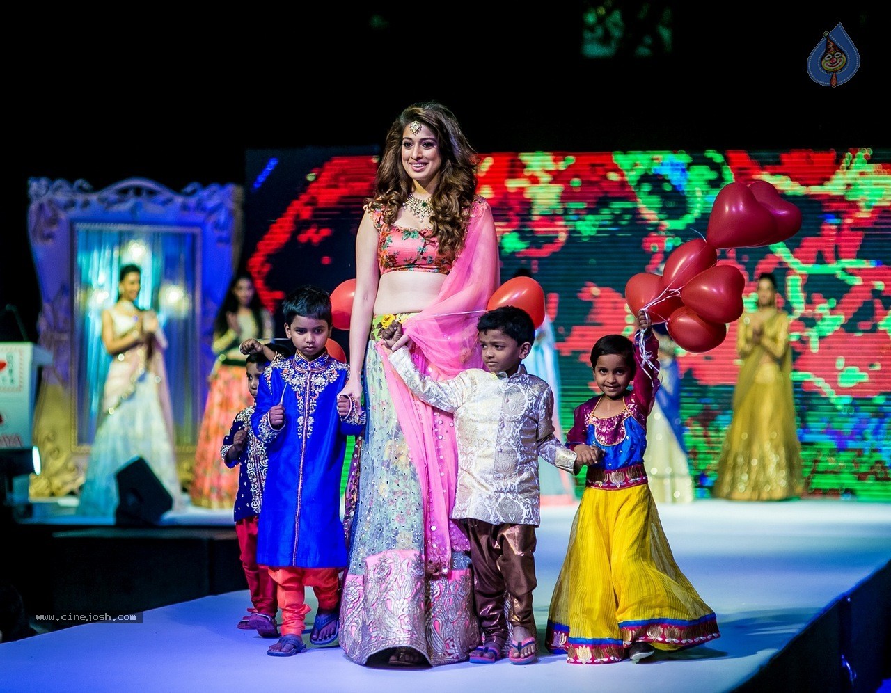 Celebs at Hundred Hearts Glamorous Charity Dinner 02 - 99 / 105 photos