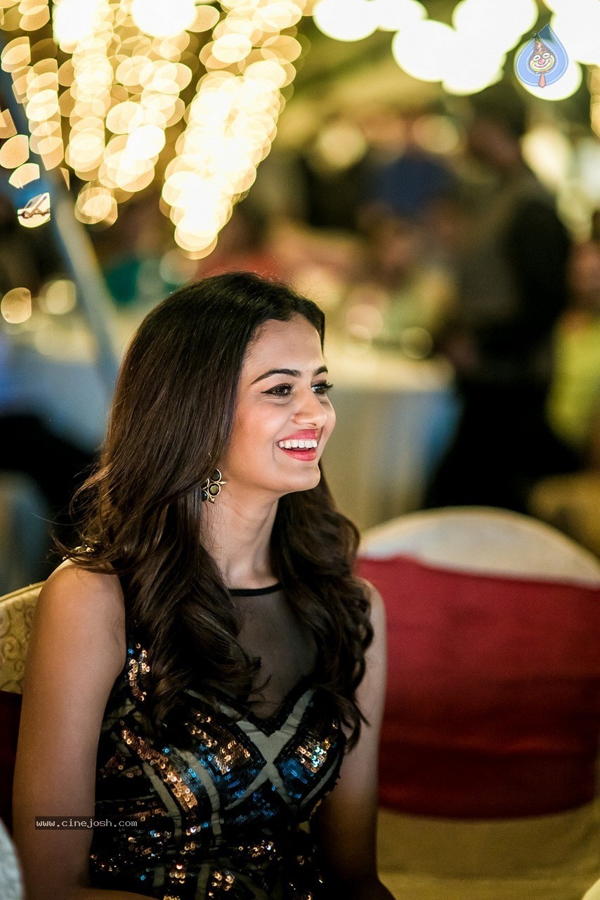 Celebs at Hundred Hearts Glamorous Charity Dinner 02 - 101 / 105 photos