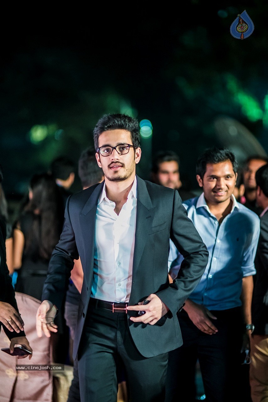 Celebs at Hundred Hearts Glamorous Charity Dinner 01 - 2 / 105 photos