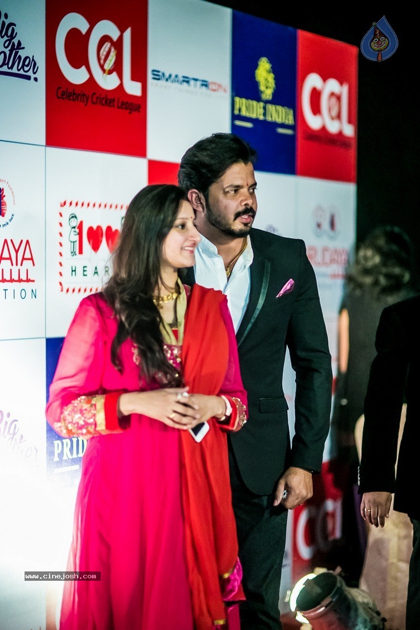 Celebs at Hundred Hearts Glamorous Charity Dinner 01 - 11 / 105 photos