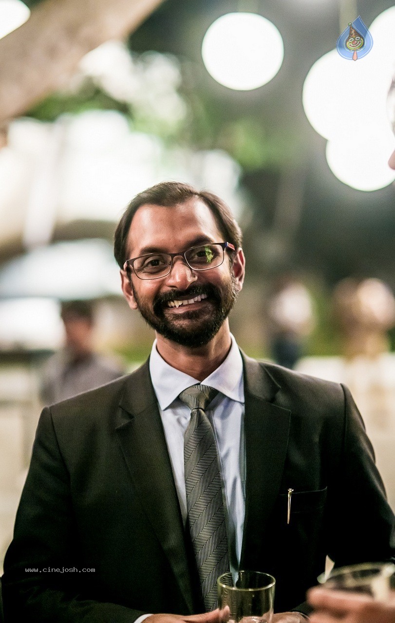 Celebs at Hundred Hearts Glamorous Charity Dinner 01 - 13 / 105 photos