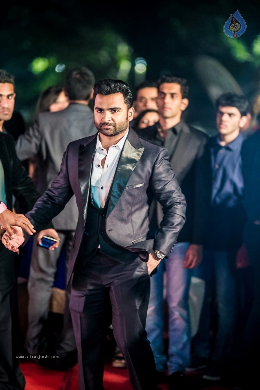 Celebs at Hundred Hearts Glamorous Charity Dinner 01 - 16 / 105 photos