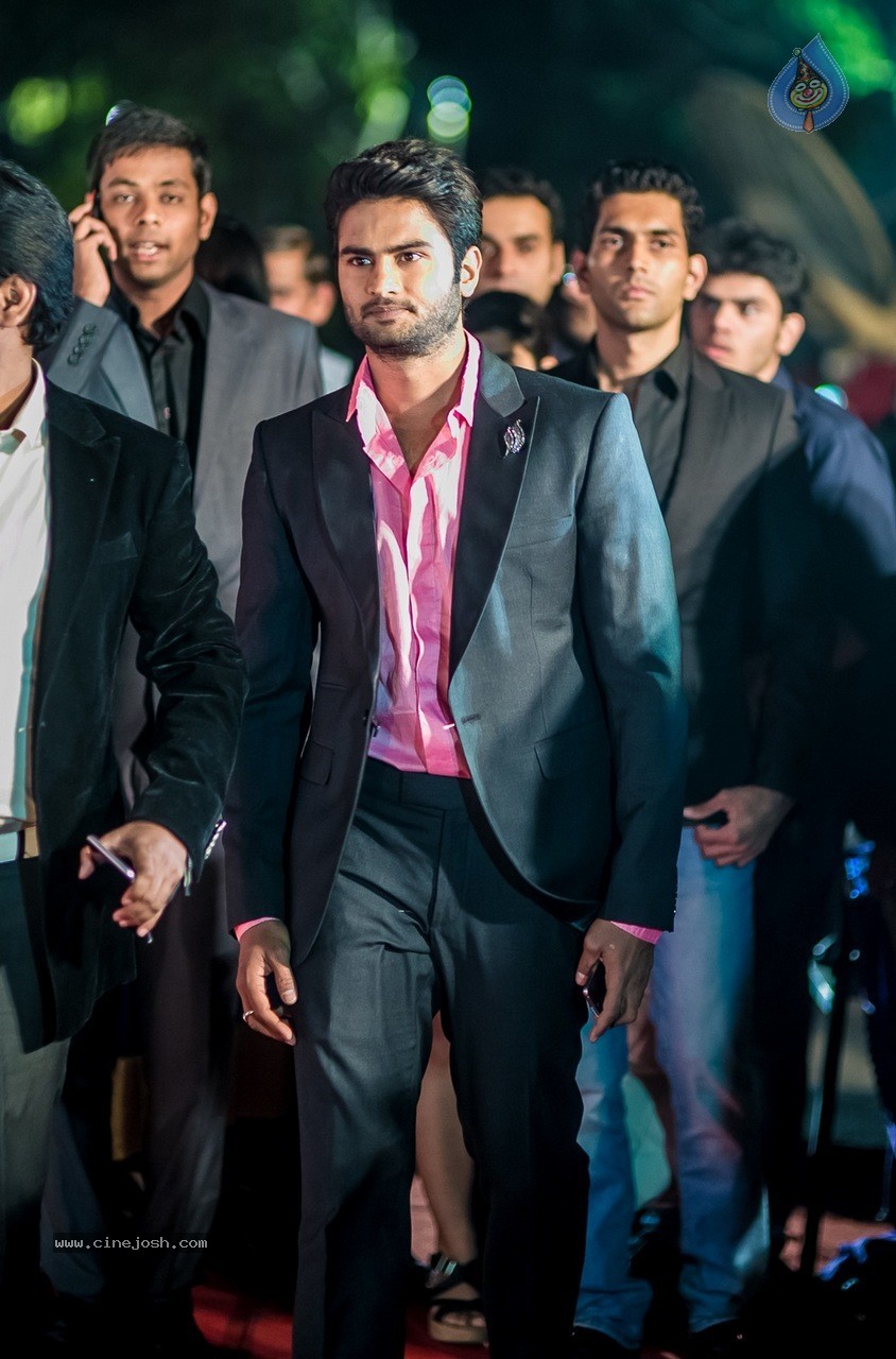 Celebs at Hundred Hearts Glamorous Charity Dinner 01 - 17 / 105 photos