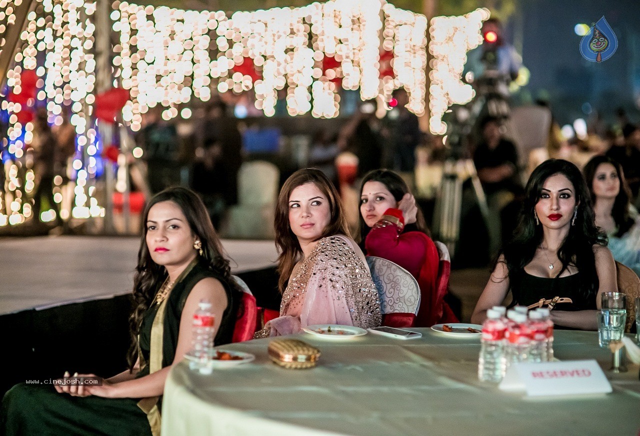 Celebs at Hundred Hearts Glamorous Charity Dinner 01 - 18 / 105 photos