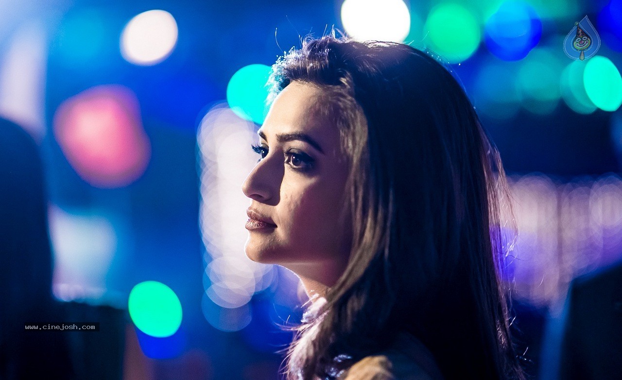 Celebs at Hundred Hearts Glamorous Charity Dinner 01 - 20 / 105 photos