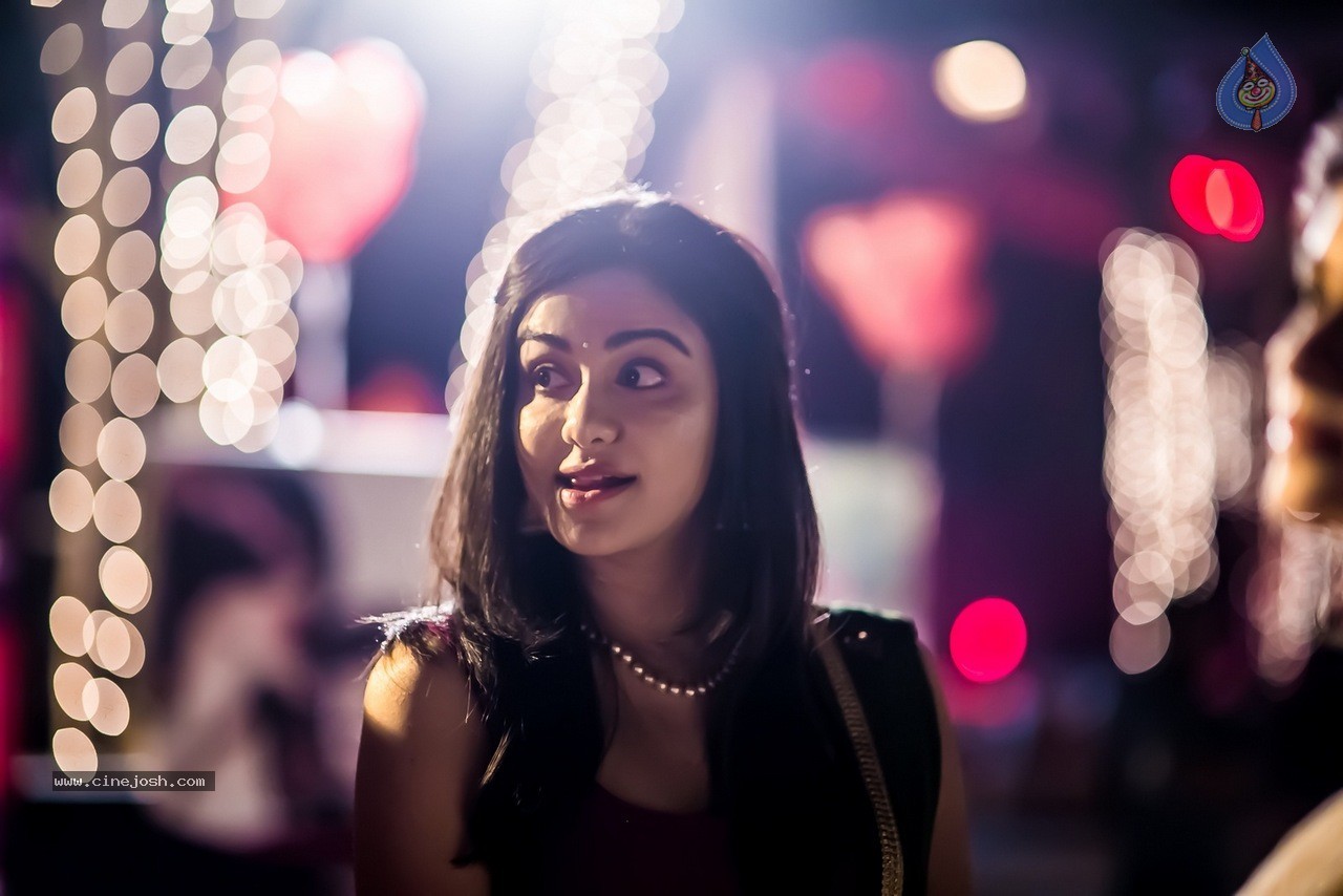 Celebs at Hundred Hearts Glamorous Charity Dinner 01 - 21 / 105 photos