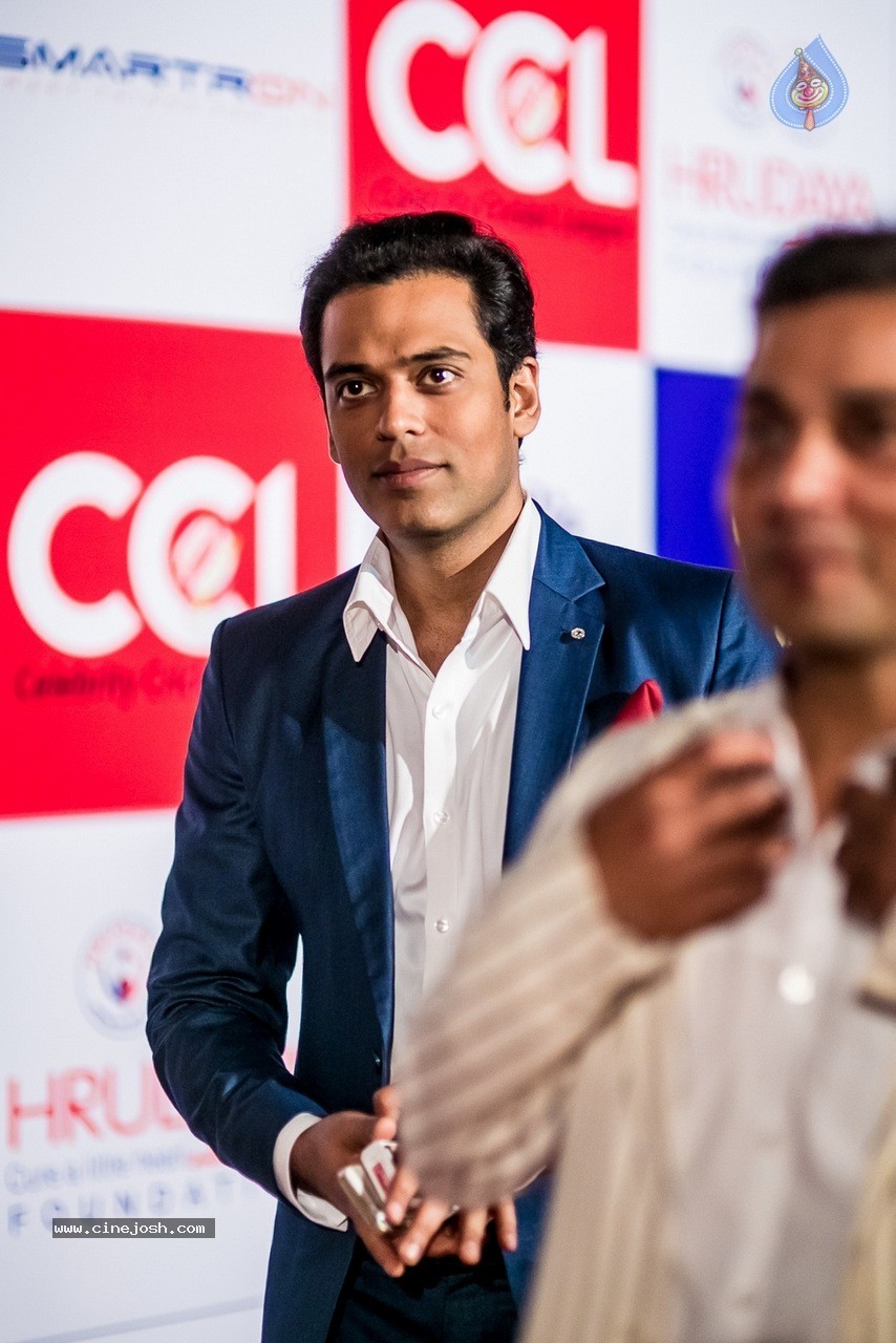 Celebs at Hundred Hearts Glamorous Charity Dinner 01 - 27 / 105 photos